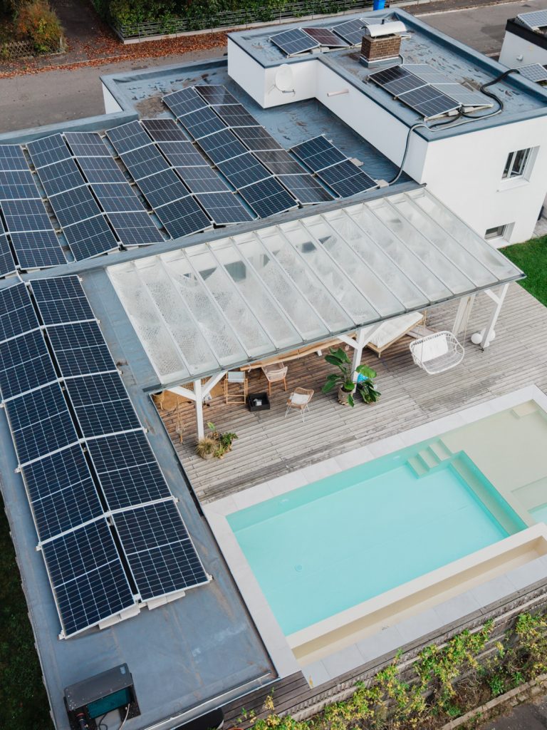 Solaranlage auf Flachdach eines Wohnhauses mit Pool in Aschaffenburg