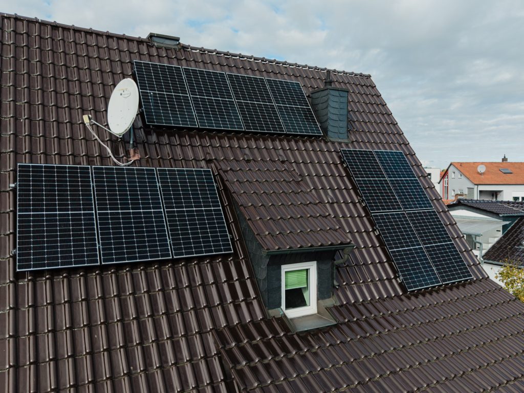 Photovoltaik auf Einfamilienhaus in Aschaffenburg nach Dachsanierung installiert