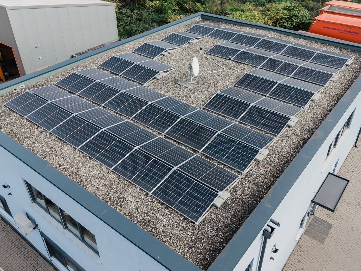 Solaranlage auf Flachdach eines Firmengebäudes in Hanau installiert