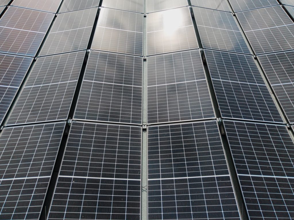 Photovoltaikanlage auf Flachdach in Hanau bei Sonnenschein