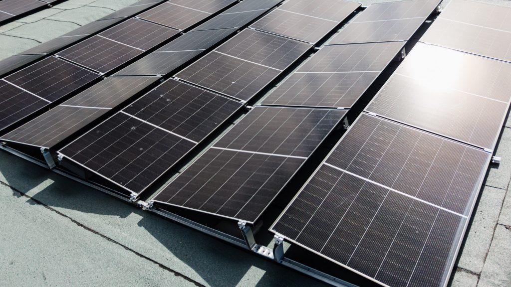 Photovoltaikanlage auf Flachdach in Aschaffenburg bei Sonnenschein