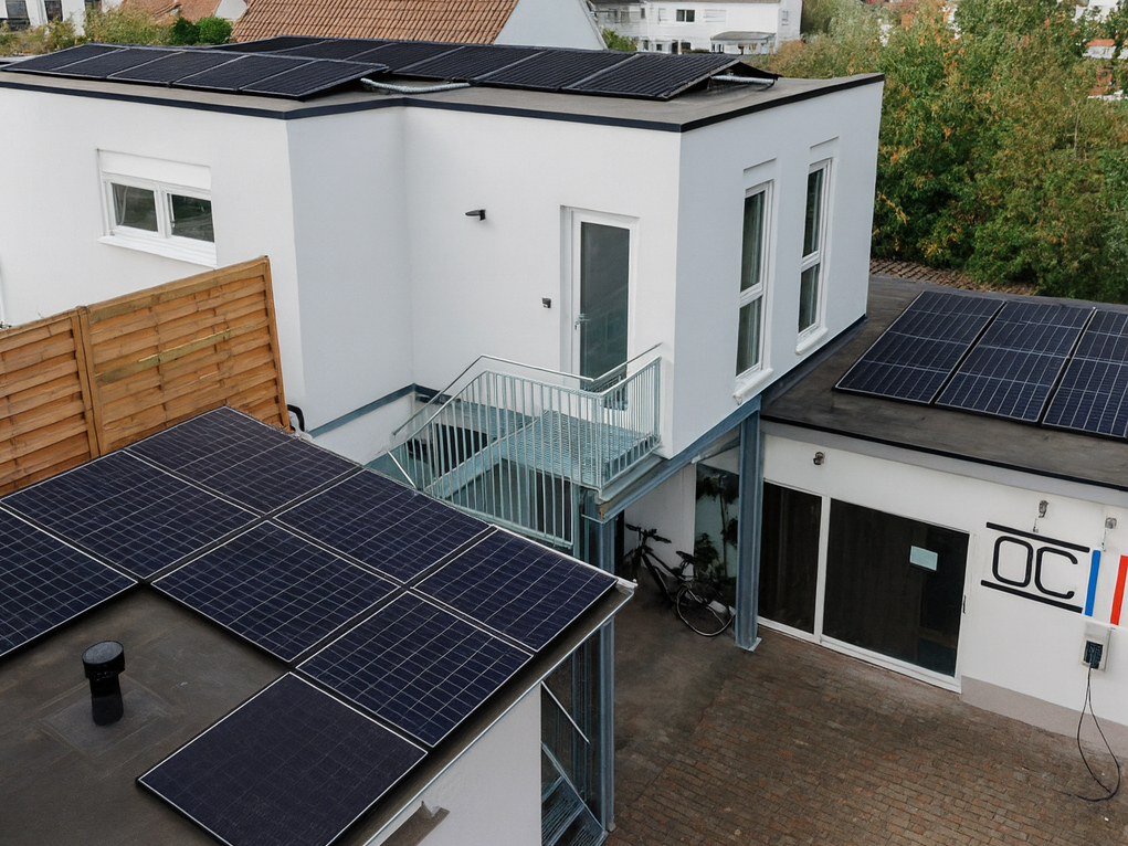 Firmensitz einer Photovoltaik Firma in Aschaffenburg mit Solaranlage auf dem Dach