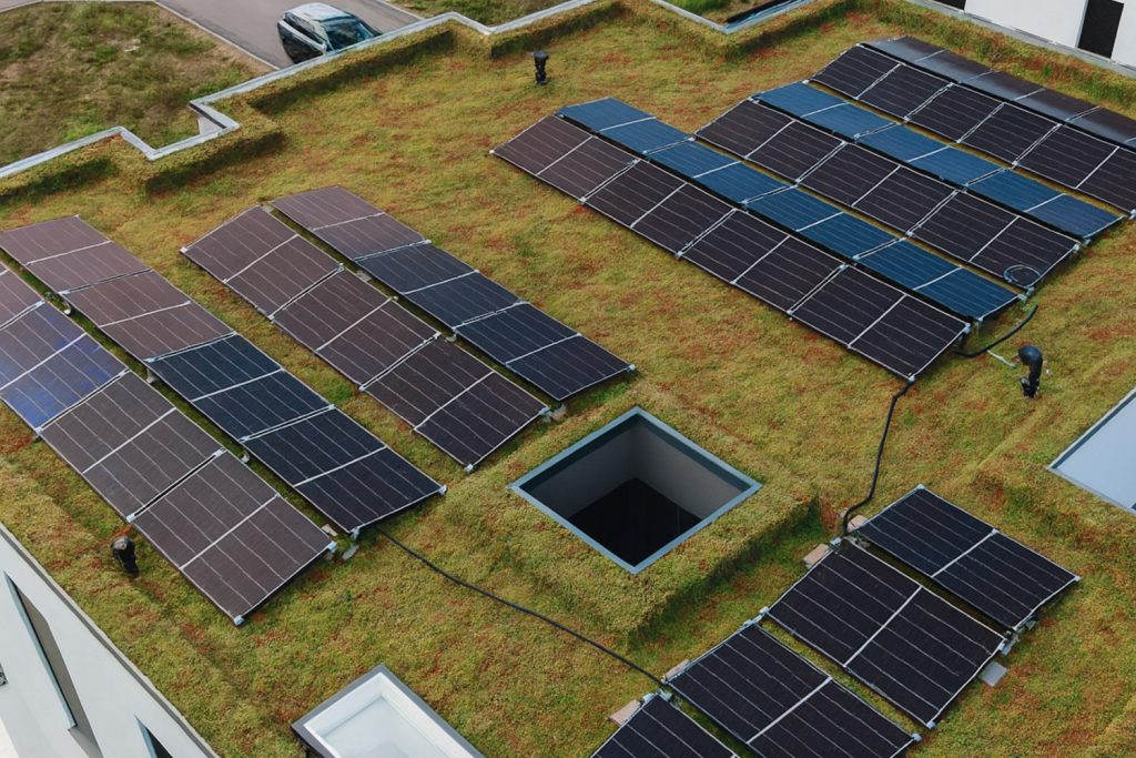 Solaranlage auf begrüntem Flachdach nach Dachsanierung mit PV in Hanau